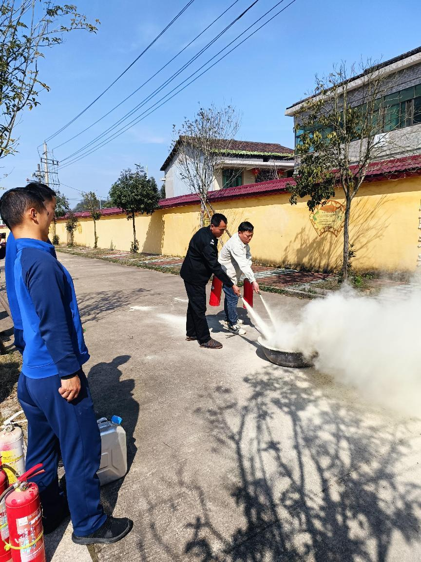 崇仁县许坊乡初级中学关工委开展“一警六员”消防培训，筑牢校园安全防线