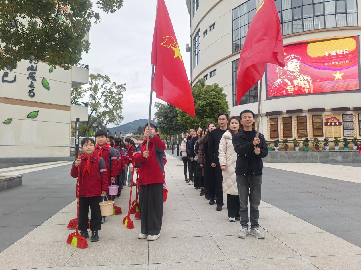 “雷锋精神 生生不息”资溪县第一小学党建带队建“学雷锋”系列活动之敬老院里献爱心