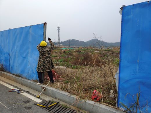 宜春市宜阳新区官园街道：及时修复围挡 保障市民出行安全