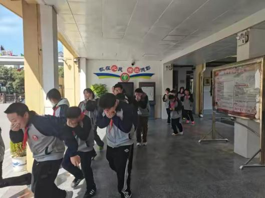 远离火灾危害，演练逃生先行——南城县实验中学开展春季消防应急疏散演练