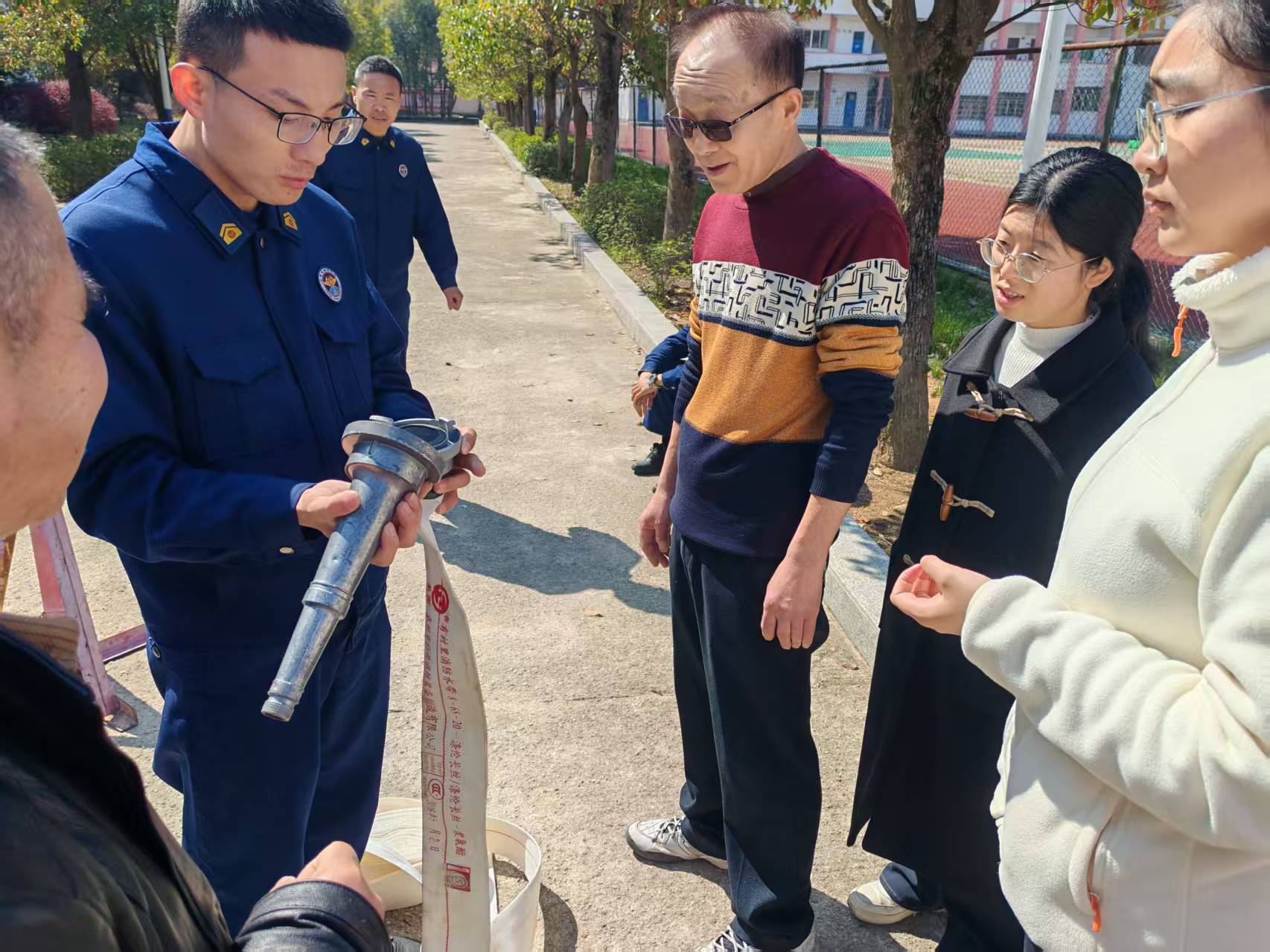 乐安县南村中学“一警六员”教师消防安全技能培训