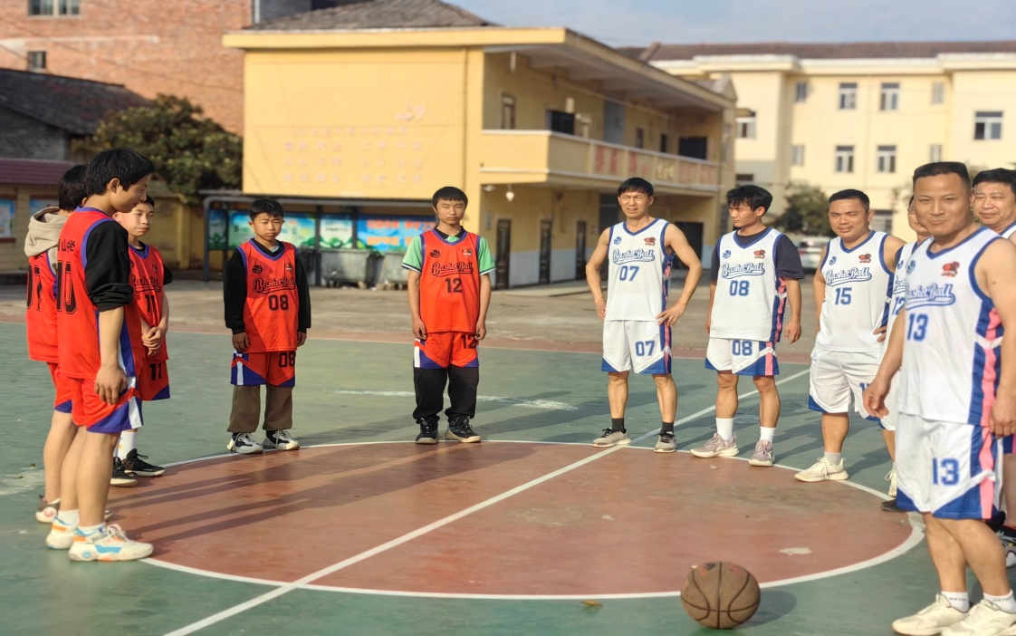 校园“篮” 不住   师生大对决——崇仁县相山镇初级中学师生篮球联谊赛