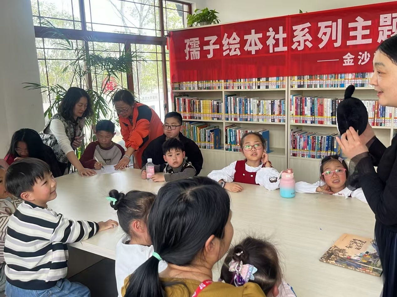 孺子书房金沙社区公园分馆领读治愈绘本：用故事点亮孩子成长之路
