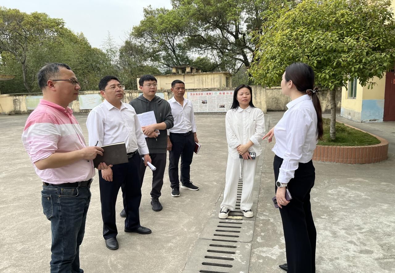 “以指导为机 探前行之路”——崇仁县人民政府副县长廖素芬及教育局局长沈思溢到孙坊镇中心小学开展学校优化教育资源调研指导工作