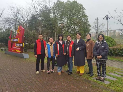 江西宜春：春回大地万物苏 双拥植树正当时