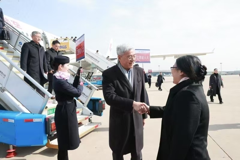 出席2025年全国两会的代表委员抵京报到 尹弘叶建春同机抵达