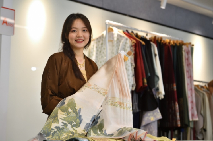 首届“国潮盛典”晚会成功举办  拼多多荣获“2023国潮美好生活榜样先锋品牌”
