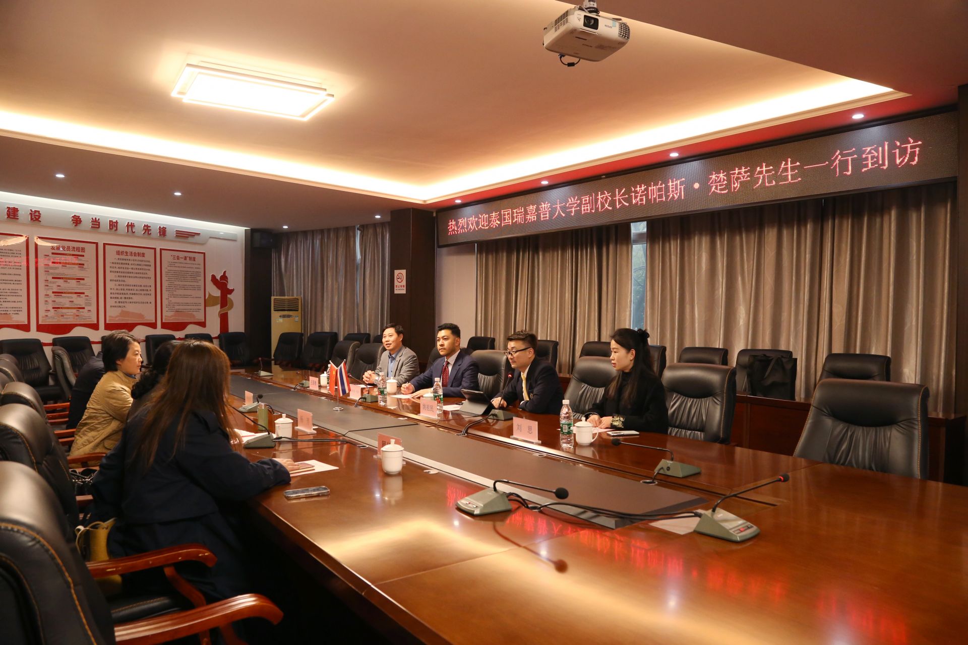 泰国瑞嘉普大学访问团到九江外国语学校交流访问