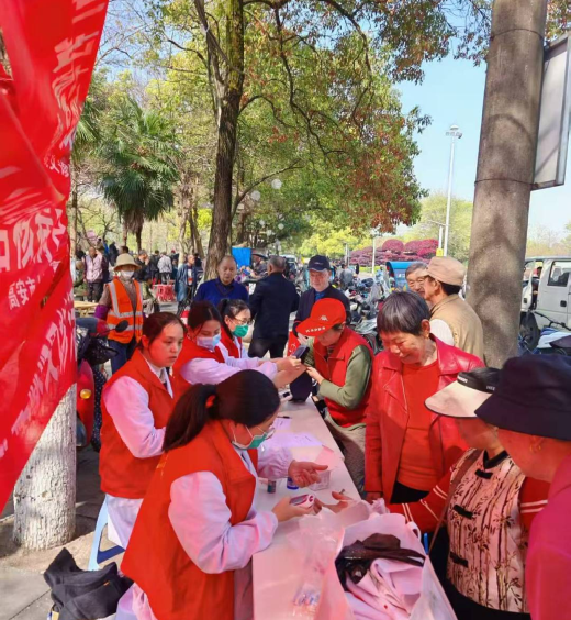 高安市人民医院：雷锋月里义诊忙 防治结核护健康