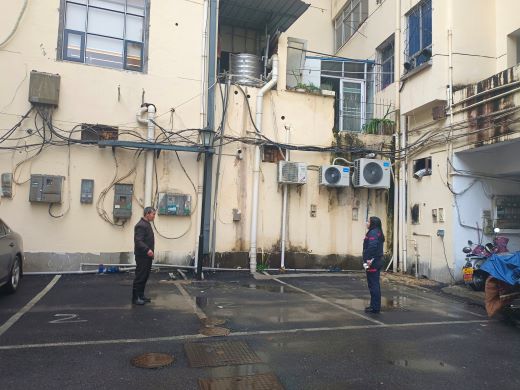 宜春市宜阳新区官园街道：社区积极协调为居民解决化粪池满溢问题