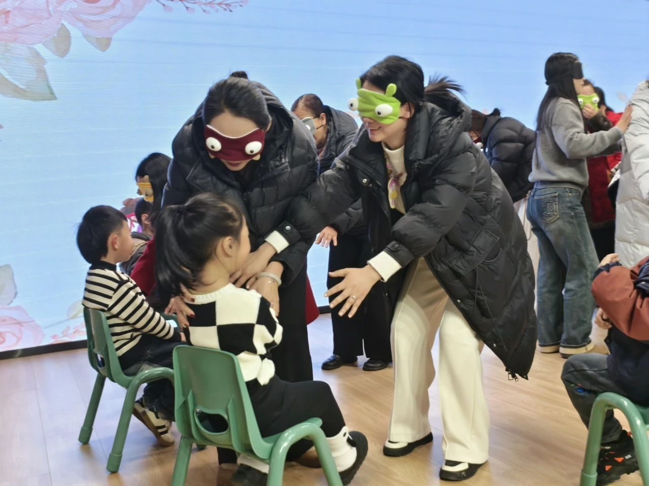 【春日花影，爱韵悠长】——崇仁县第六幼儿园家委会暨三八妇女节联合活动