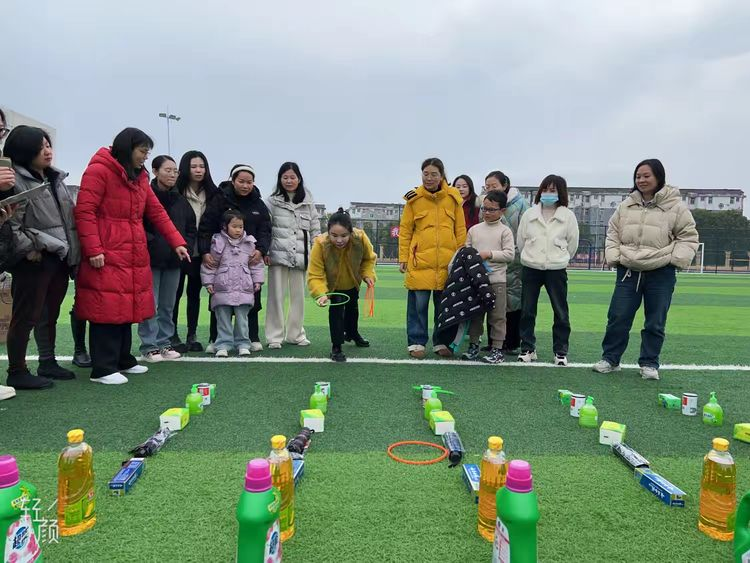 巾帼芳华绽春意 套圈拾趣乐满园——南城县近溪中学三八妇女节趣味活动侧记