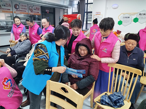 鹰潭：传承雷锋精神 普法助老暖人心