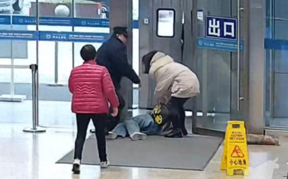长天新闻丨江右锐评：点赞杨国辉，这个“公主抱”太暖心！