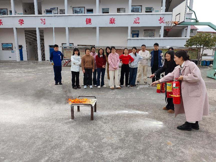校园消防记心间，安全培训筑防线——乐安县湖坪乡中心小学开展一警六员消防安全培训