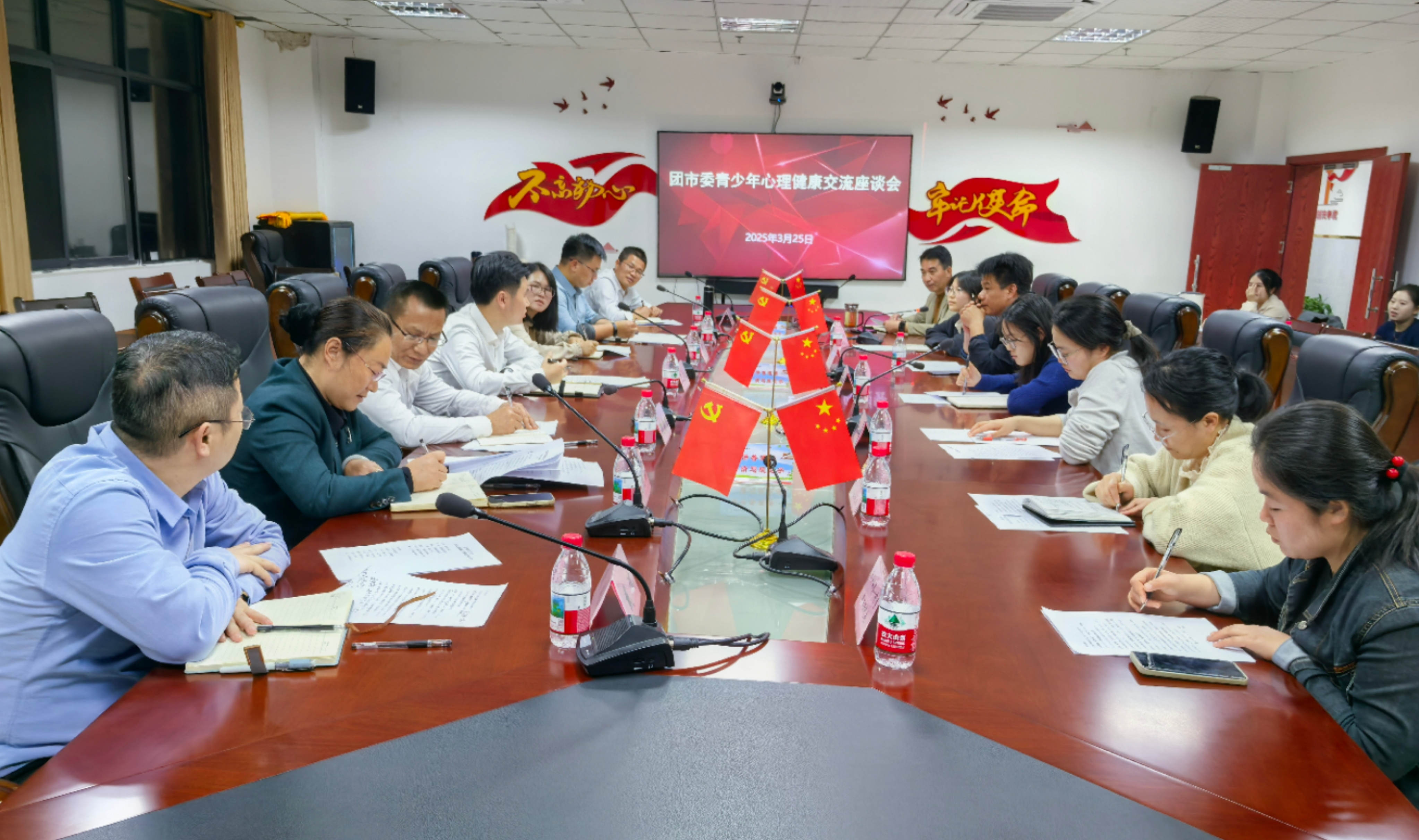 共青团抚州市委书记王太红一行莅临乐安县实验学校开展青少年心理健康交流座谈会
