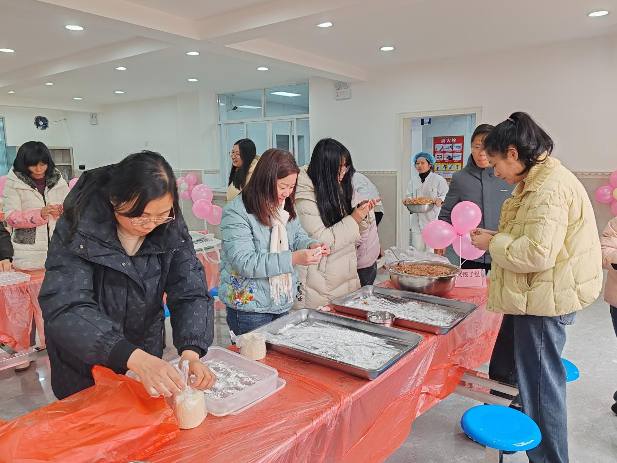 “巾帼绽芳华·巧手制美味”——抚州高新二小庆祝“三八”妇女节团建活动