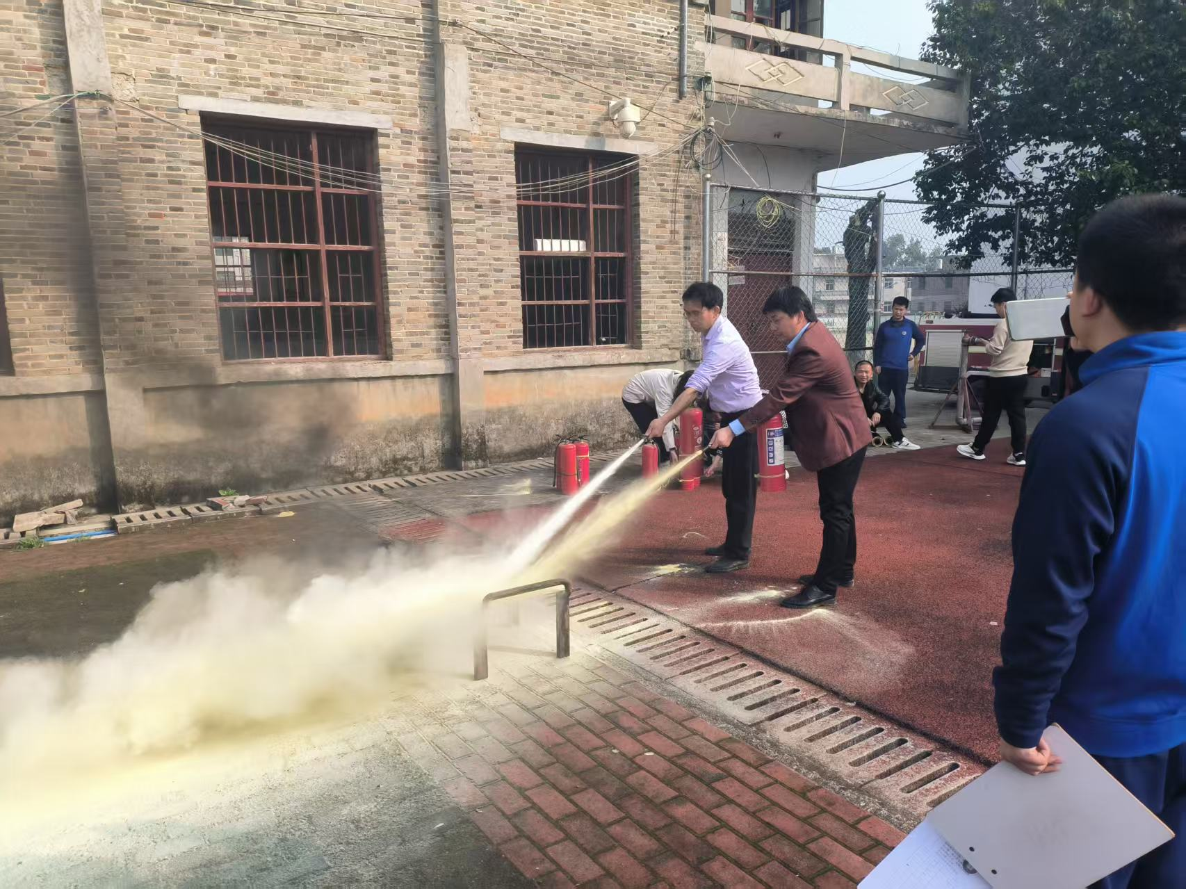 开展教师消防培训 筑牢校园安全防线