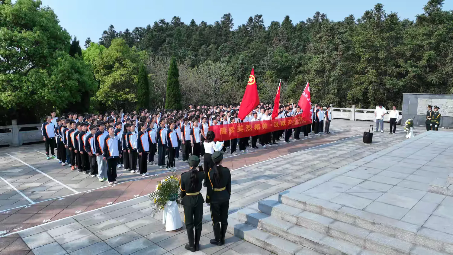 赓续英烈精神，汲取奋进力量——南城县泰伯学校开展清明祭扫活动