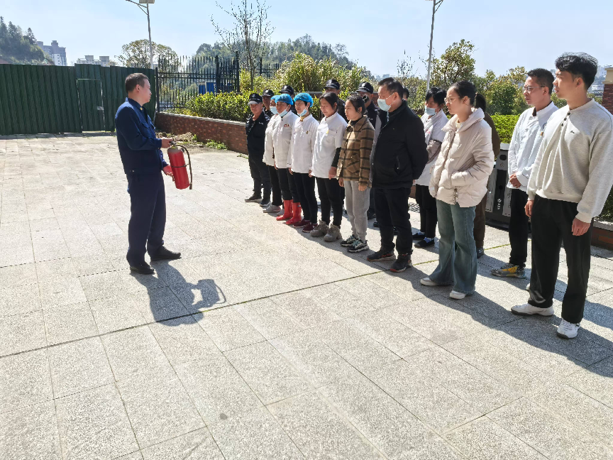 党建引领筑安全防线，乐安县实验学校开展“一警六员”消防培训