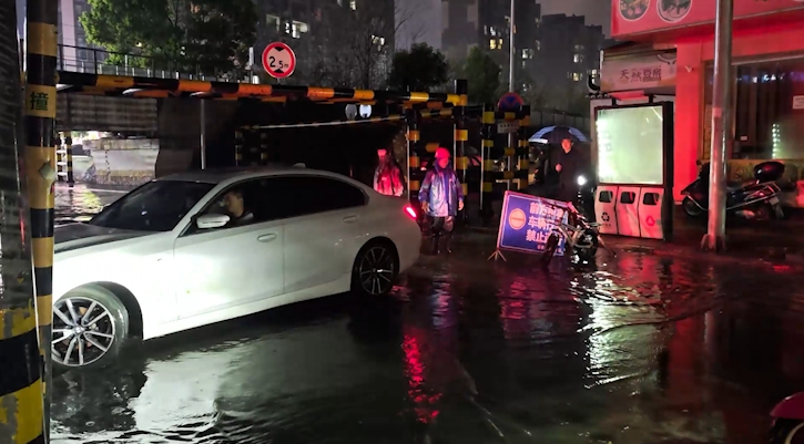 江西乐平：短时强降雨致多路段积水严重 当地及时组织排水
