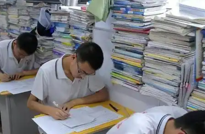 长天新闻丨江右锐评：高中生周末双休，家长不应过度焦虑