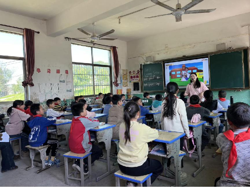 金溪县教师发展中心深入左坊中小学随堂听课，助力教育提质增效