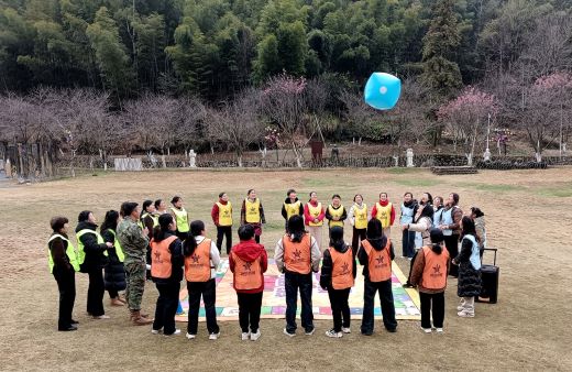 展风采 绽芳华——万载县市监局庆“三八”户外拓展活动精彩纷呈  