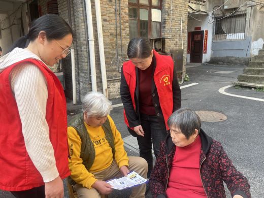 丰城市剑光街道坪家湖社区开展反诈骗上户宣传活动