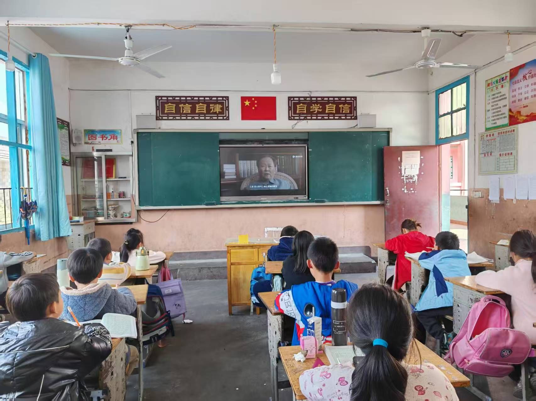 乐安县申银万国招携希望小学开展“传承雷锋薪火 共筑文明校园”主题教育活动