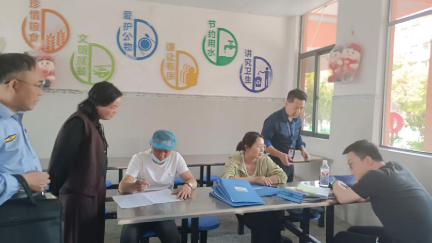 规范食堂管理·守护食品安全——抚州市五部门来到增田镇中心小学检查食堂安全工作