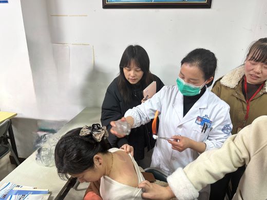 春风送暖学雷锋 健康服务惠民生——上高县中医院学雷锋义诊活动走进中杰鞋厂