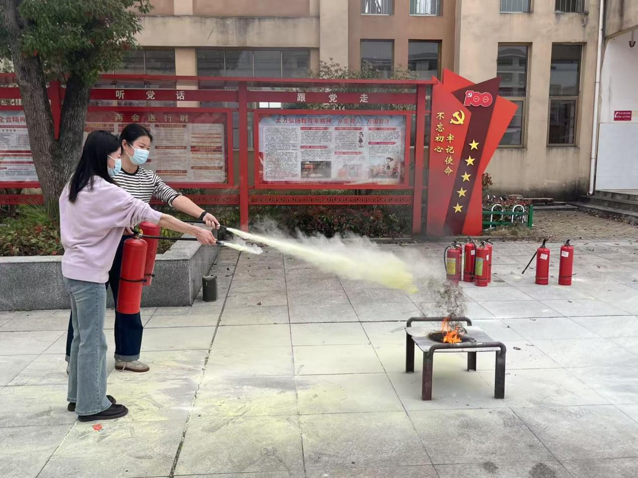 筑牢校园防火墙，安全护航师生行——乐安县公溪镇中心小学开展教师消防实操培训