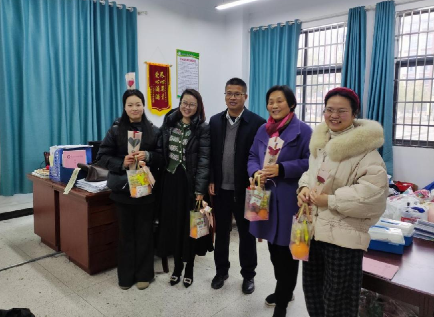花香传情暖校园，巾帼绽放谱芳华——乐安县实验学校庆祝“三八”妇女节献花活动