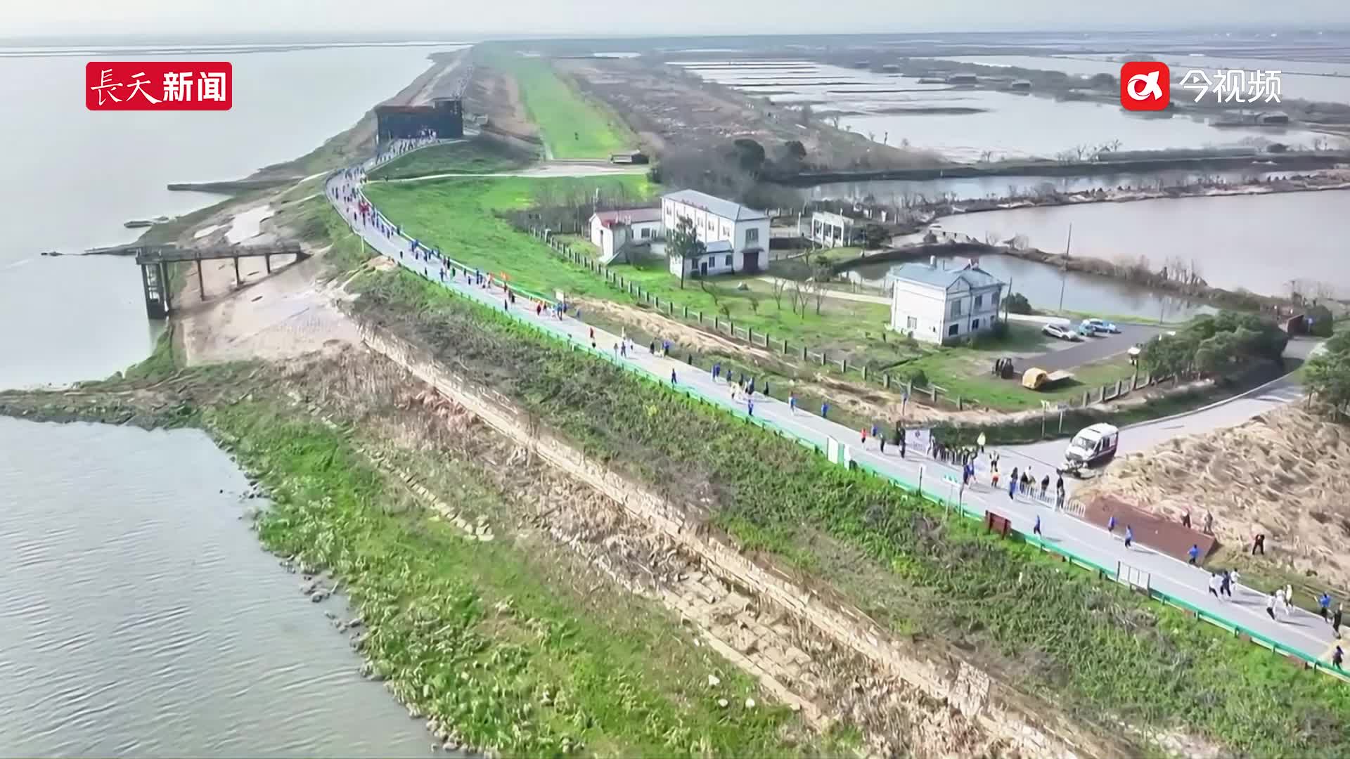 江风益、黄代放等企业家代表鸣枪发令 2025南昌鄱阳湖半程马拉松开跑