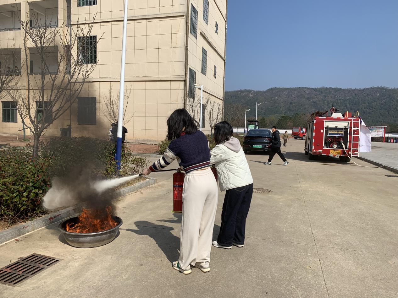 崇仁县白陂乡初级中学开展全员一警六员消防培训