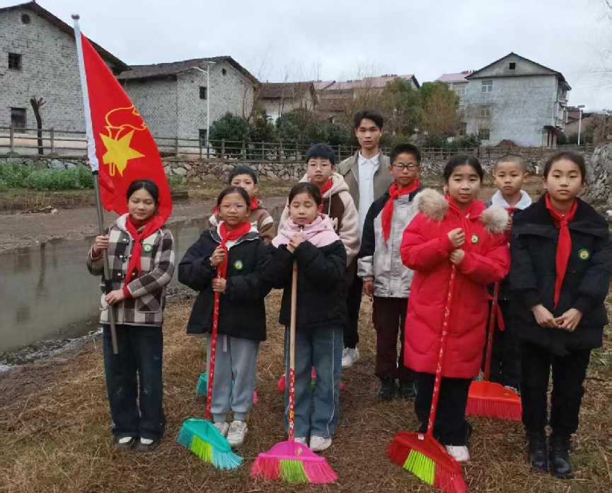 乐安县南村乡中心小学党支部开展“共护一江水 争当‘河小青’”学雷锋志愿服务活动