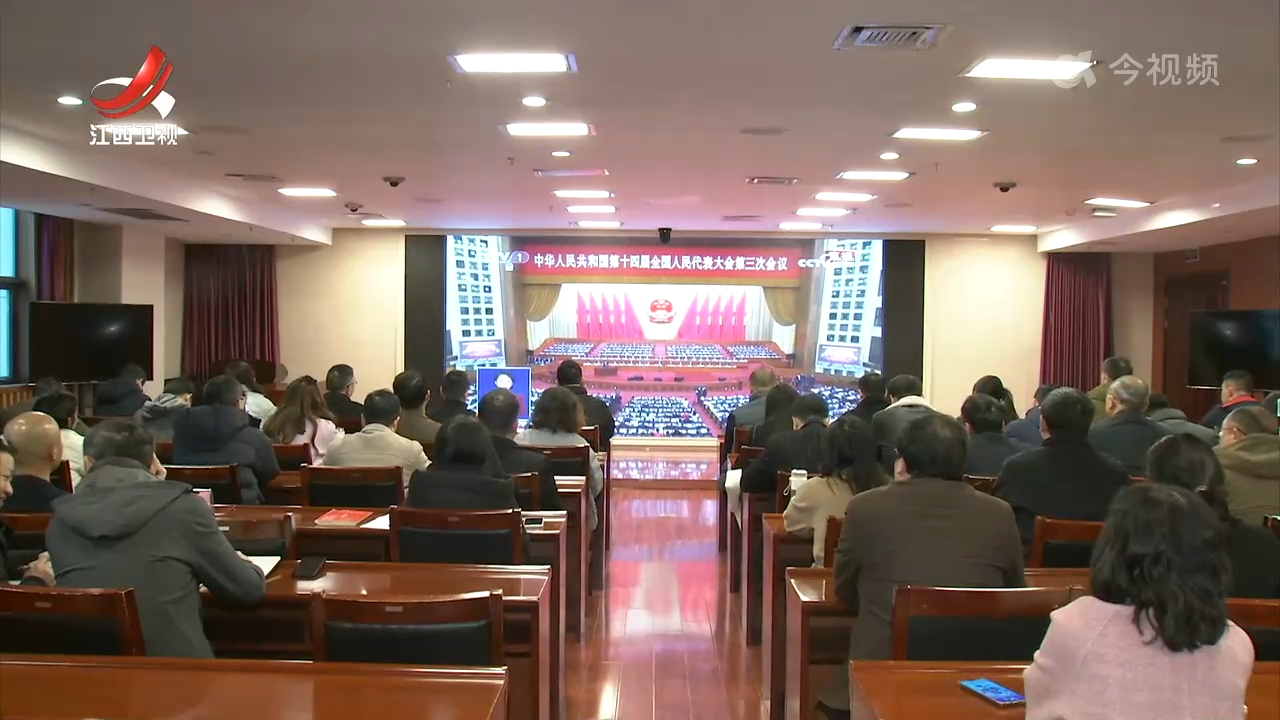江西各地干部群众热切关注全国两会