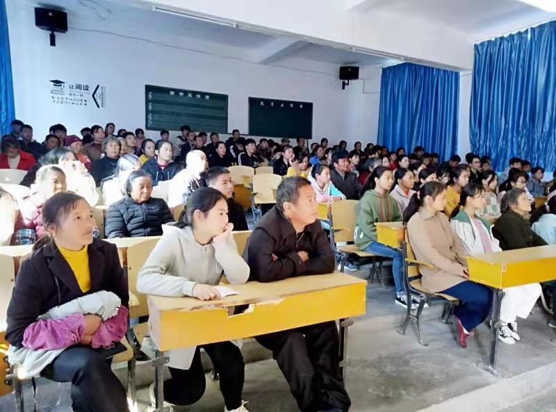 家校协同并行 共筑安全防线——乐安县潭港学校召开校园安全工作专题家长会