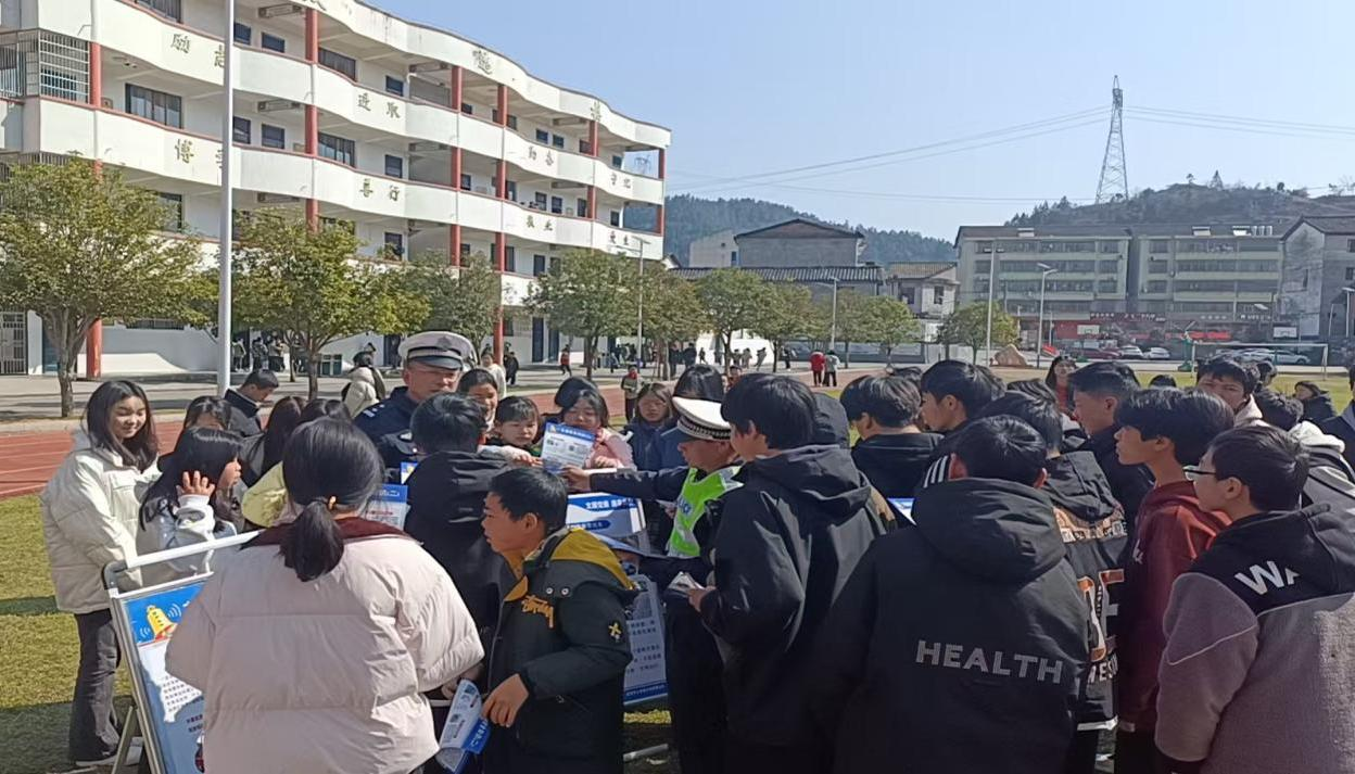宜黄公安交警走进棠阴中小学开展普法宣传