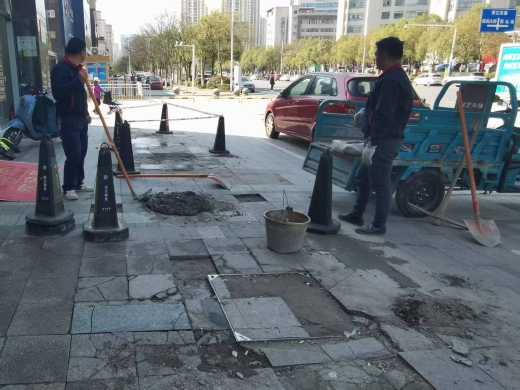 宜春市宜阳新区官园街道：及时督促物业修复破损行道砖 保障居民出行安全
