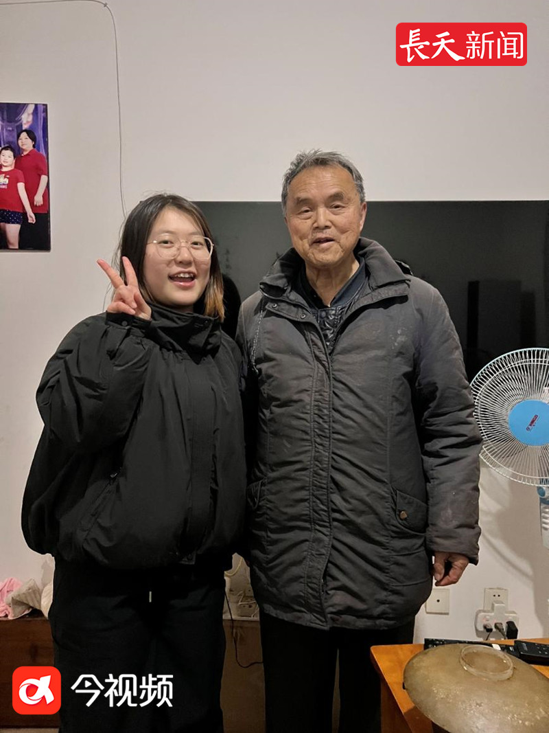 暖心！老人摔倒流血，大学生及时送医