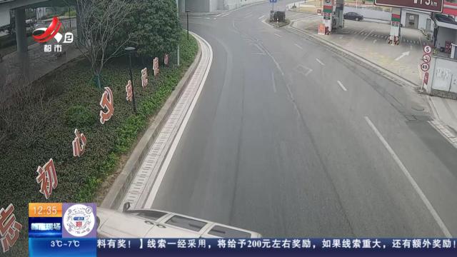 浙江宁波：面包车失控侧翻 热心群众紧急救援