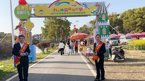 江西景德镇：油菜花开春色漾 存保宣传政策暖