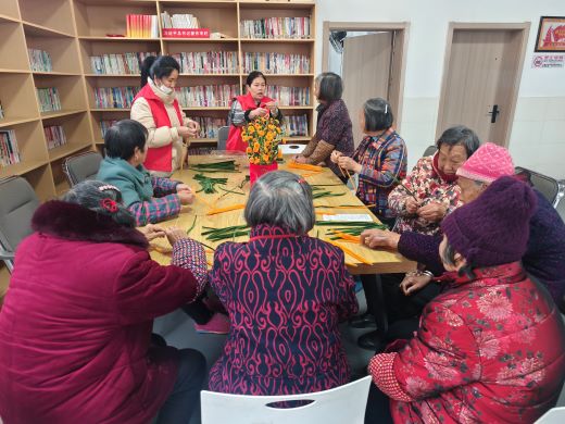 ​“妙手生花 趣享生活” 丰城市龙津洲街道香甪社区开展老年人手工活动