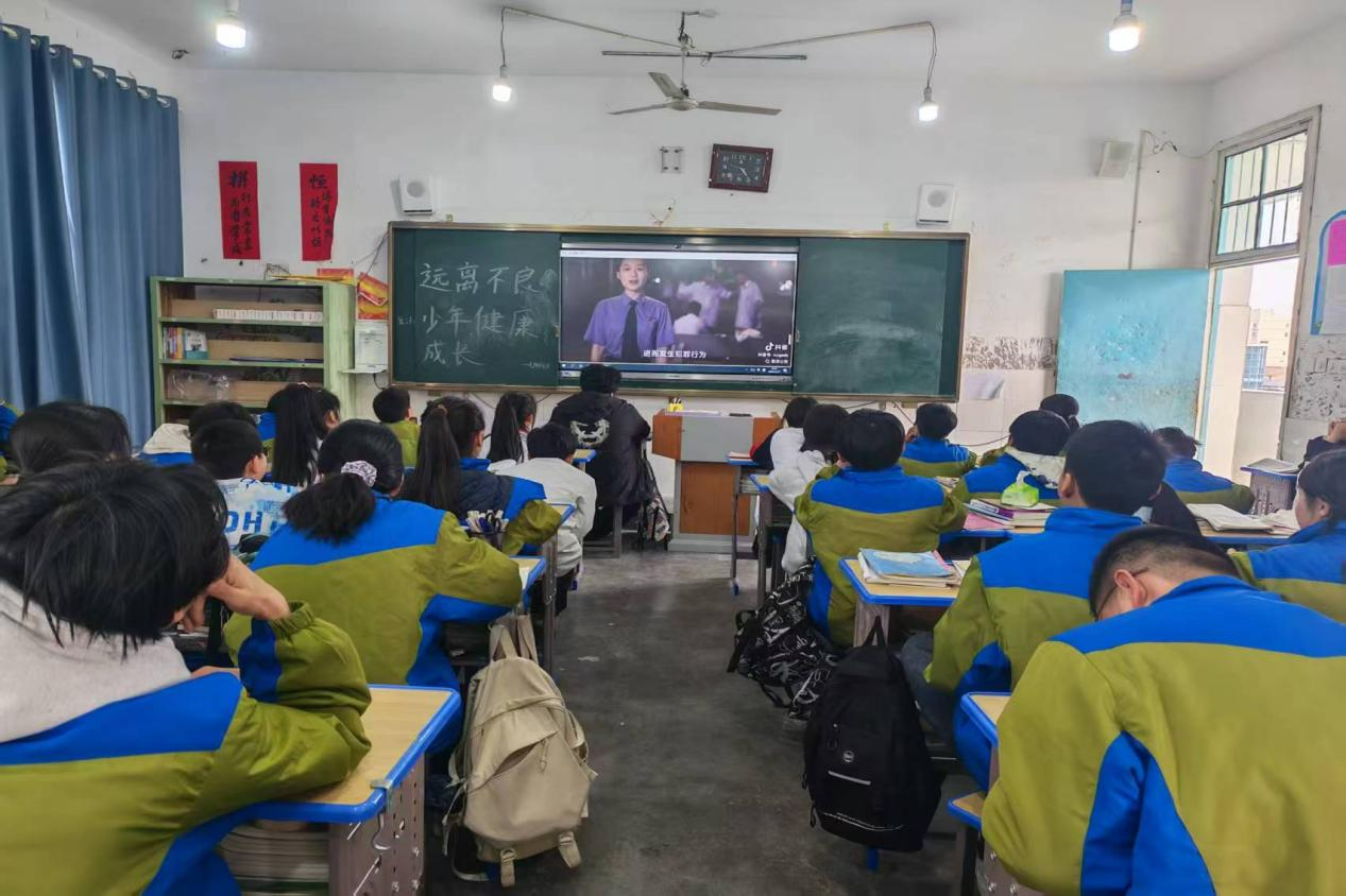 崇仁县道南学校关工委开展“远离不良青年，健康成长”主题班会