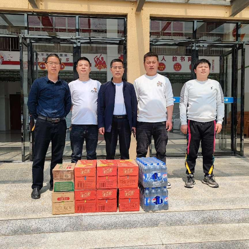 爱心汇聚校园、情暖教师心田