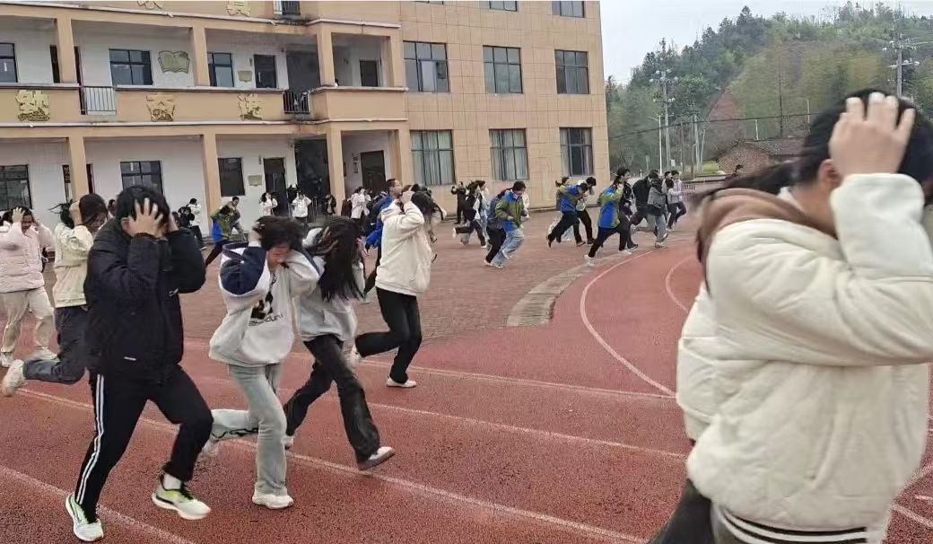 崇仁县许坊乡初级中学成功举行地震应急疏散演练，邹幼良副校长发表重要讲话