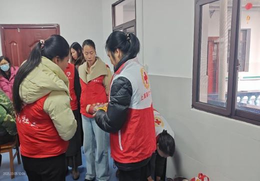 三月春风暖人心 雷锋精神永传承——上高县民政服务站开展“学雷锋日”为老人艾灸志愿服务活动