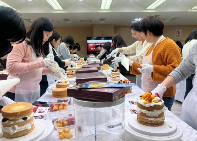 邮储银行景德镇市分行举办“春光向暖 共筑甜蜜”蛋糕DIY活动
